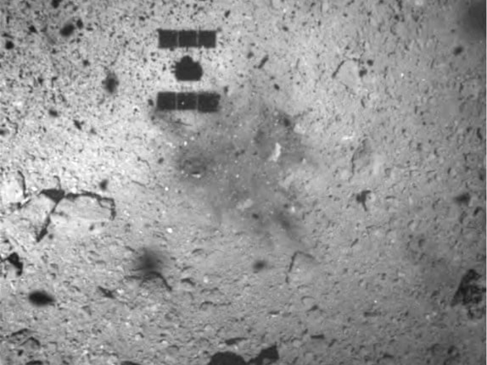 Tàu thăm dò Nhật Bản đáp thành công xuống bề mặt thiên thạch cách Trái đất 300 triệu km