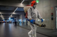 choi mot minh mot kieu virus corona se go cua chau phi