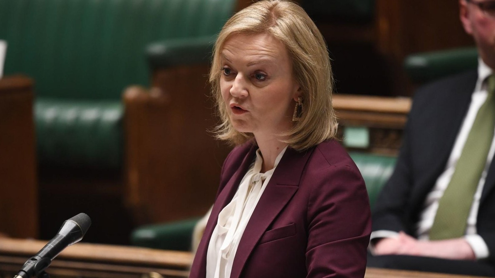 Covid-19 'ghé thăm' Ngoại trưởng Anh