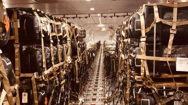 Mỹ đổ thêm hàng chục tấn đạn dược sang Ukraine, bổ sung 3.000 quân tới Đông Âu