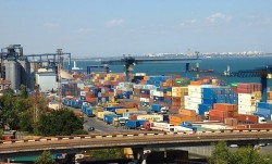 Pháp khẳng định tạo điều kiện cho xuất khẩu ngũ cốc Ukraine, trao tặng Kiev phòng thí nghiệm ADN cơ động