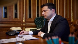 Một ngày sau chiến dịch của Nga, Ukraine tổng động viên, đề xuất cùng Moscow trở lại lộ trình hòa bình