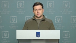 Xung đột Nga-Ukraine: Tổng thống Ukraine than Kiev chiến đấu một mình, 'quốc gia hùng mạnh nhất đứng nhìn từ xa'