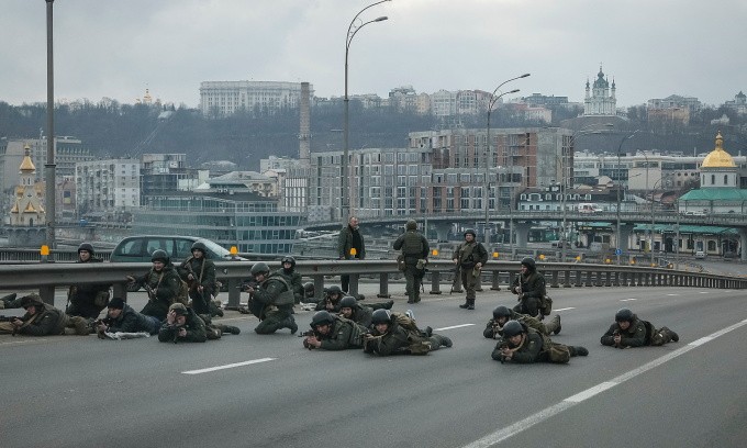 Binh sĩ Nga-Ukraine đụng độ ở Kiev, EU 'động tay' với Tổng thống và Ngoại trưởng Nga, Moscow tỏ thành ý? (Nguồn: Reuters) Binh sĩ Nga-Ukraine đụng độ ở Kiev, EU 'động tay' với Tổng thống và Ngoại trưởng Nga, Moscow tỏ thành ý? (Nguồn: Reuters)