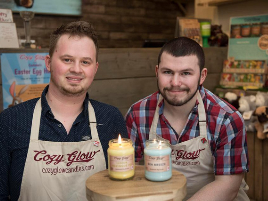 Anh: Bỏ việc đi bán nến, 2 thanh niên kiếm 2,4 tỷ đồng/năm