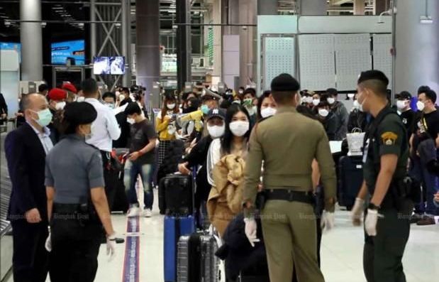 Dịch Covid-19: Thái Lan phạt tù người trốn cách ly và tăng giá bán khẩu trang