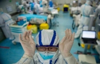 tong thong brazil coi nhe nguy co cua covid 19 that vong voi bien phap dong cua cua cac nuoc