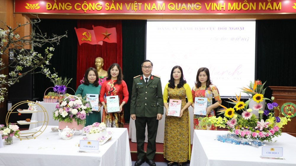 Cục Đối ngoại Bộ Công an tổ chức cuộc thi cắm hoa nghệ thuật chào mừng ngày Quốc tế Phụ nữ