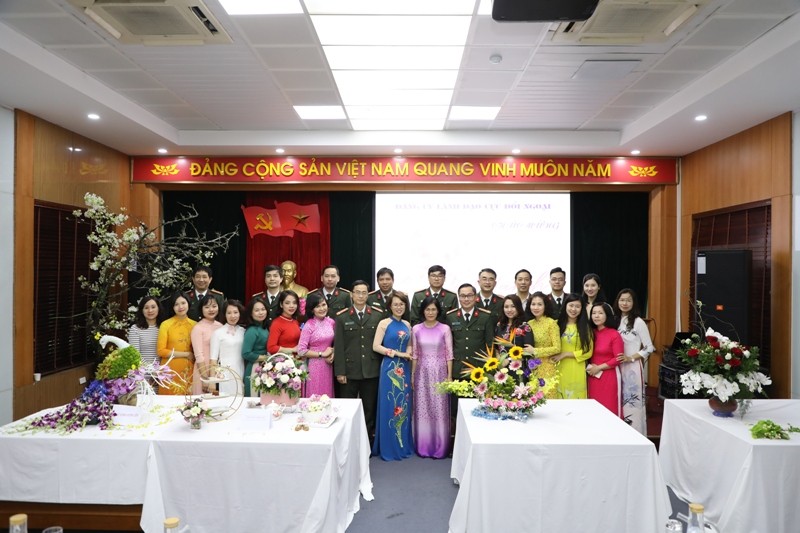 Cục Đối ngoại Bộ Công an tổ chức cuộc thi căm hoa nghệ thuật chào mừng ngày Quốc tế Phụ nữ Cục Đối ngoại Bộ Công an tổ chức cuộc thi cắm hoa nghệ thuật chào mừng ngày Quốc tế Phụ nữ