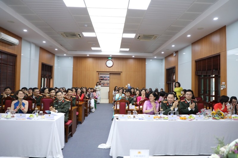 Cục Đối ngoại Bộ Công an tổ chức cuộc thi căm hoa nghệ thuật chào mừng ngày Quốc tế Phụ nữ Cục Đối ngoại Bộ Công an tổ chức cuộc thi cắm hoa nghệ thuật chào mừng ngày Quốc tế Phụ nữ