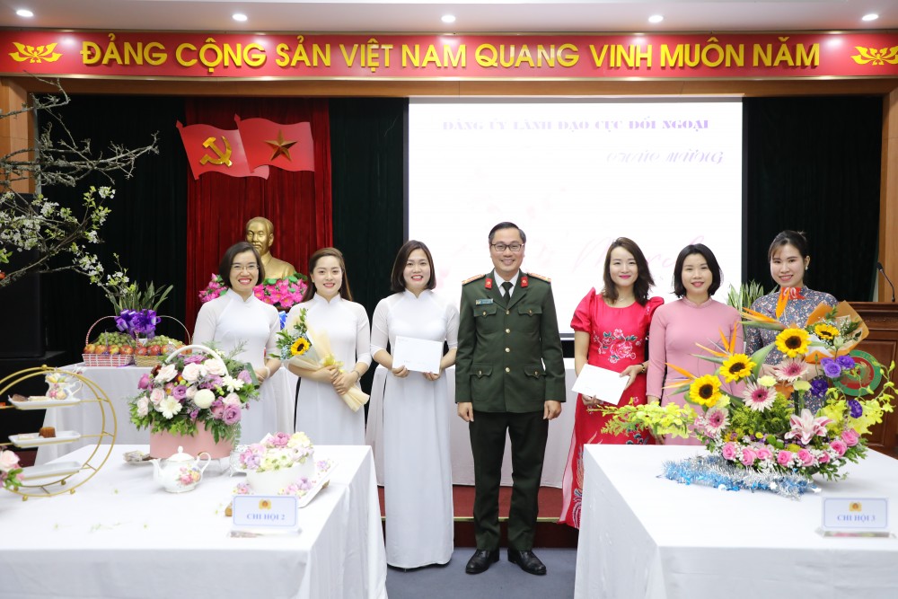 Cục Đối ngoại Bộ Công an tổ chức cuộc thi căm hoa nghệ thuật chào mừng ngày Quốc tế Phụ nữ Cục Đối ngoại Bộ Công an tổ chức cuộc thi căm hoa nghệ thuật chào mừng ngày Quốc tế Phụ nữ