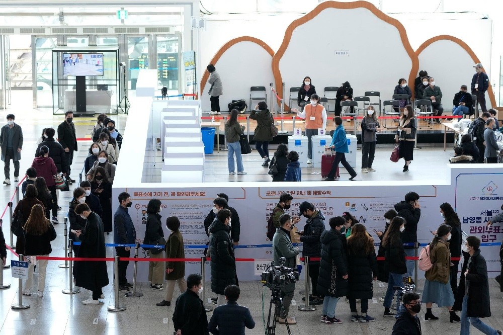 Covid-19 hoành hành, hai ngày trước bầu cử, Hàn Quốc họp khẩn tìm giải pháp an ninh. (Nguồn: AP) Covid-19 hoành hành, hai ngày trước bầu cử, Hàn Quốc họp khẩn tìm giải pháp an ninh. (Nguồn: AP)