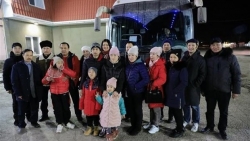 Đón 14 người Việt Nam sơ tán từ vùng chiến sự Kherson của Ukraine về Nga