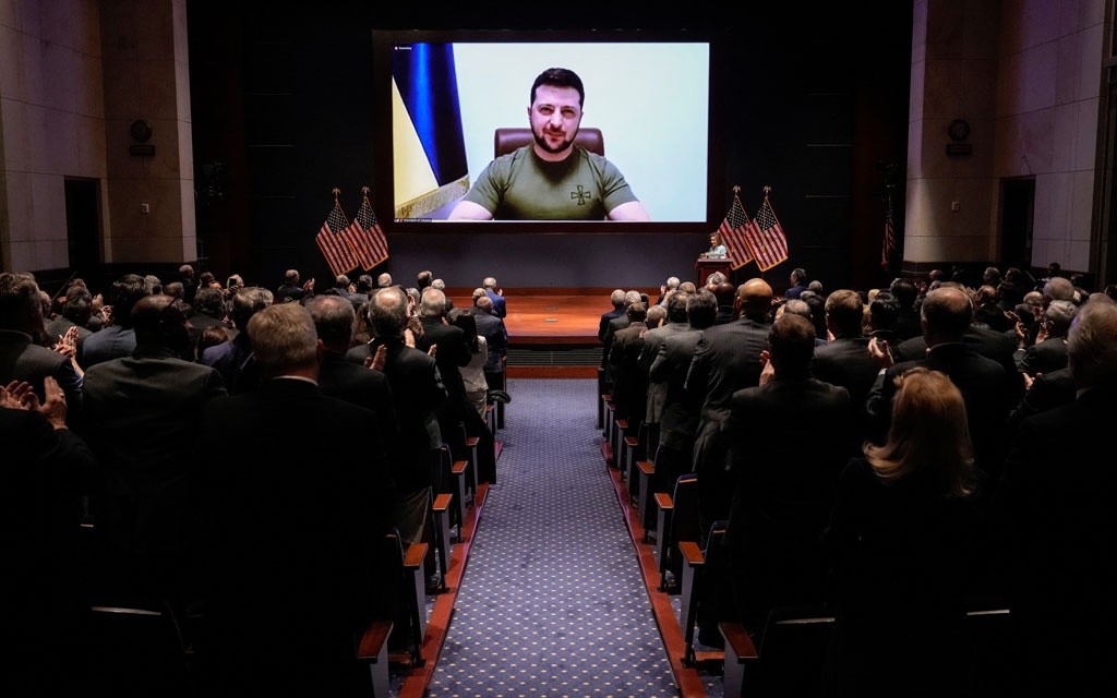 Tổng thống Zelensky kêu gọi Mỹ 'đóng cửa bầu trời Ukraine', Washington công bố gói hỗ trợ chưa từng có tiền lệ. (Nguồn: Reuters) Tổng thống Zelensky kêu gọi Mỹ 'đóng cửa bầu trời Ukraine', Washington công bố gói hỗ trợ chưa từng có tiền lệ. (Nguồn: Reuters)