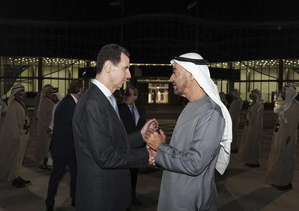 Tổng thống Syria Bashar Assad, bên trái, nói chuyện với Thái tử của Abu Dhabi, Sheikh Mohammed bin Zayed Al Nahyan, tại Abu Dhabi, Các Tiểu vương quốc Ả Rập Thống nhất, Thứ Sáu, ngày 18 tháng 3 năm 2022. (Nguồn: AP) Tổng thống Syria Bashar Assad, bên trái, nói chuyện với Thái tử của Abu Dhabi, Sheikh Mohammed bin Zayed Al Nahyan, tại Abu Dhabi, Các Tiểu vương quốc Ả Rập Thống nhất, Thứ Sáu, ngày 18 tháng 3 năm 2022. (Nguồn: AP)