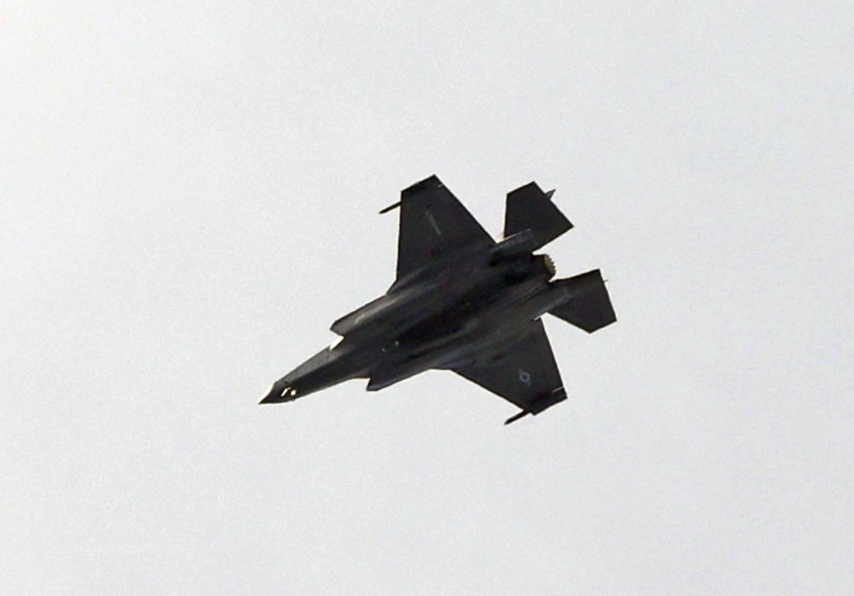 Một máy bay chiến đấu tàng hình F-35B của Thủy quân lục chiến Mỹ tham gia cuộc tập trận đổ bộ chung với đơn vị triển khai nhanh của Lực lượng Phòng vệ Mặt đất Nhật Bản tại địa điểm huấn luyện Higashifuji của GSDF gần núi Phú Sĩ ở tỉnh Shizuoka, miền trung Nhật Bản, vào ngày 23 tháng 3 năm 2022 Một máy bay chiến đấu tàng hình F-35B của Thủy quân lục chiến Mỹ tham gia cuộc tập trận đổ bộ chung với đơn vị triển khai nhanh của Lực lượng Phòng vệ Mặt đất Nhật Bản tại địa điểm huấn luyện Higashifuji của GSDF gần núi Phú Sĩ ở tỉnh Shizuoka, miền trung Nhật Bản, vào ngày 23 tháng 3 năm 2022
