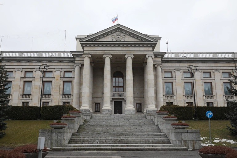 'Tiễn' 3/4 số nhà ngoại giao Nga về nước, Ba Lan tuyên bố duy trì quan hệ ngoại giao với Moscow. (Nguồn: EPA) 'Tiễn' 3/4 số nhà ngoại giao Nga về nước, Ba Lan tuyên bố duy trì quan hệ ngoại giao với Moscow. (Nguồn: EPA)