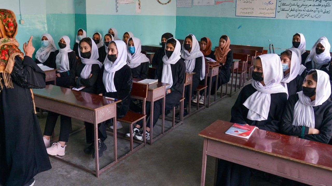 Afghanistan: HĐBA vừa yêu cầu trả lại quyền đi học cho trẻ em gái, Taliban ra luôn lệnh cấm mới với phụ nữ