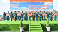 Hải đội dân quân thường trực đầu tiên của Kiên Giang nhận Quốc kỳ