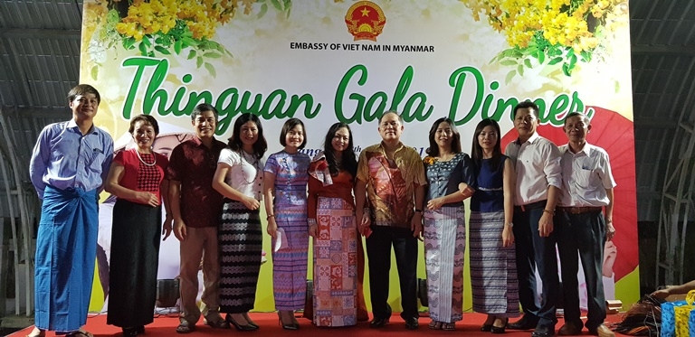 dai su quan viet tai myamar tung bung don tet te nuoc