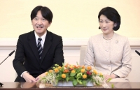 nguoi viet tre tai nhat ban trao mot quyen sach gui van yeu thuong