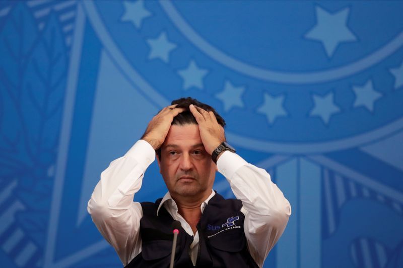 bat dong voi tong thong co quan diem covid 19 chi la cum mua bo truong y te brazil bi cach chuc