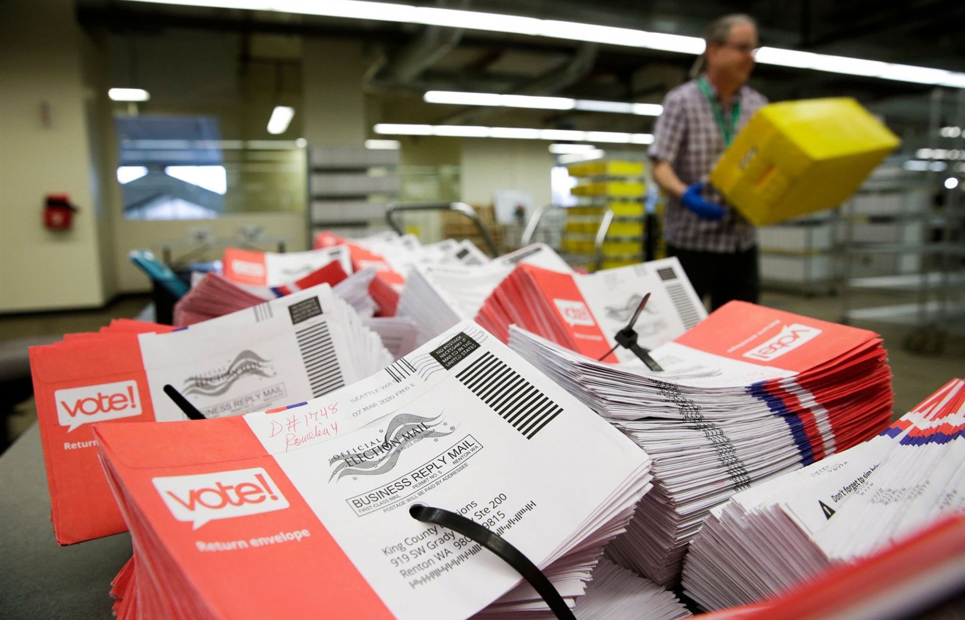 Dịch Covid-19 hoành hành tại Mỹ, hai chính đảng nổ ra tranh cãi về hình thức bầu cử 2020