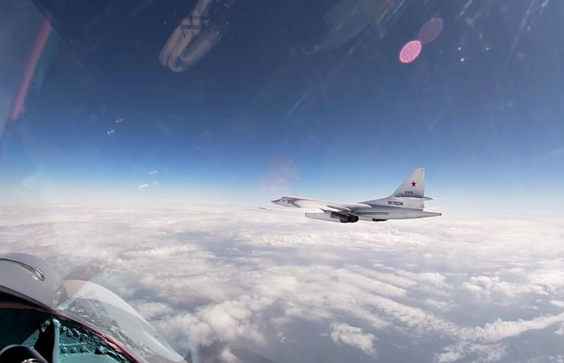 Máy bay Nga có khả năng mang tên lửa hạt nhân bay qua biển Baltic, hàng loạt nước tung phản lực 'hộ tống'