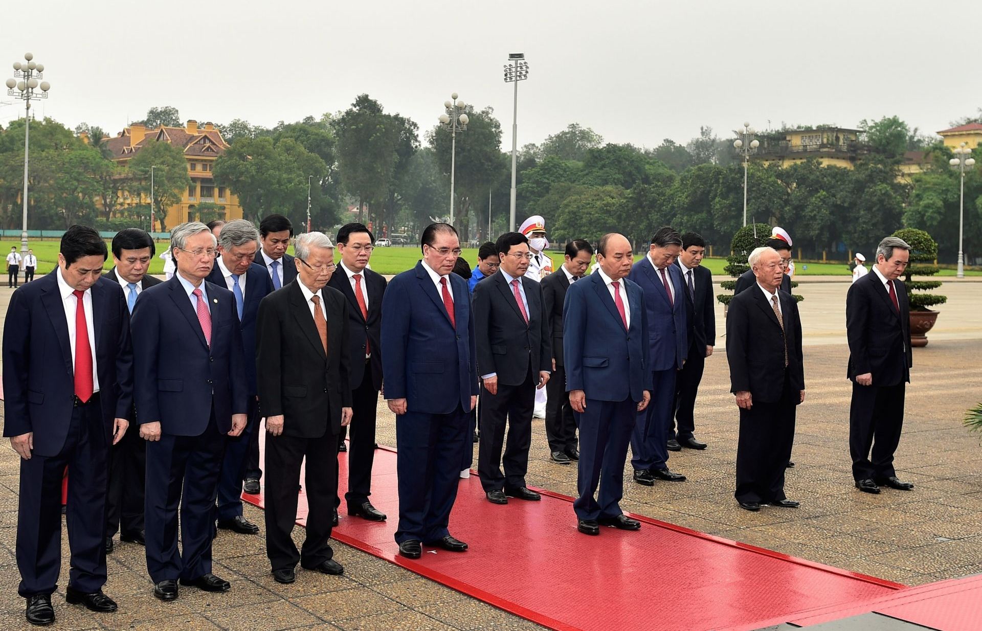 Lãnh đạo Đảng, Nhà nước vào Lăng viếng Chủ tịch Hồ Chí Minh nhân kỷ niệm 45 năm Ngày Giải phóng miền Nam
