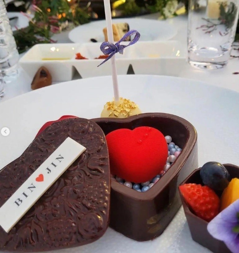 Cặp 'vợ chồng son' đình đám Hyun Bin và Son Ye Jin lần đầu lộ diện sau lễ cưới thế kỷ