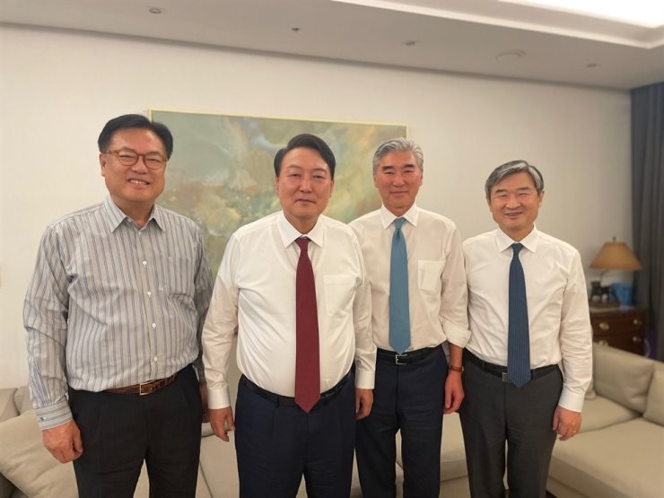 Tổng thống đắc cử Hàn Quốc lần đầu gặp Đặc phái viên hạt nhân Mỹ, Washington đặt nhiều kỳ vọng nơi Seoul. (Nguồn: The Korea Times) Tổng thống đắc cử Hàn Quốc lần đầu gặp Đặc phái viên hạt nhân Mỹ, Washington đặt nhiều kỳ vọng nơi Seoul. (Nguồn: The Korea Times)