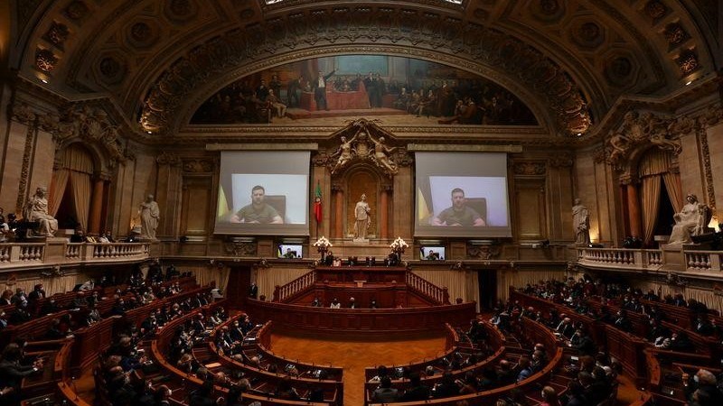 Ukraine 'cầu viện' thêm vũ khí hạng nặng ứng phó Nga, Quốc hội ủng hộ gia hạn thiết quân luật