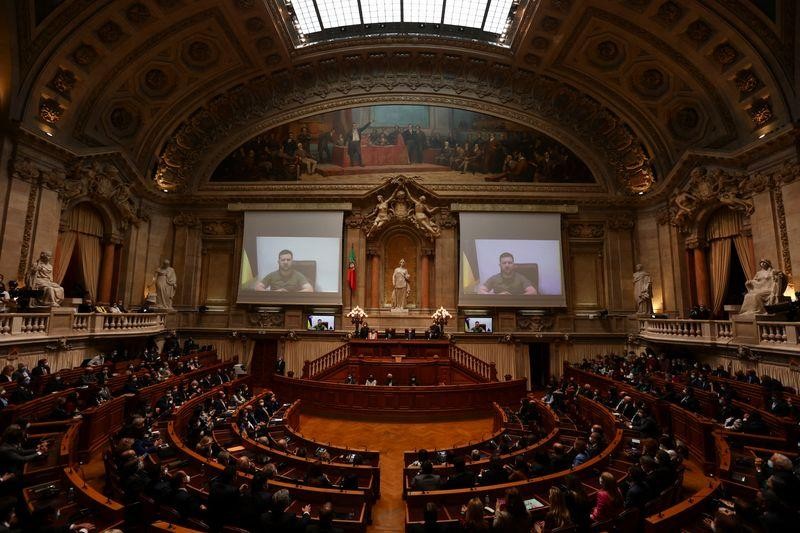 kraine 'cầu viện' thêm vũ khí hạng nặng, Quốc hội ủng hộ gia hạn thiết quân luật. (Nguồn: Reuters) kraine 'cầu viện' thêm vũ khí hạng nặng, Quốc hội ủng hộ gia hạn thiết quân luật. (Nguồn: Reuters)