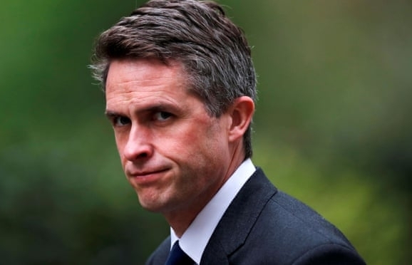 Bộ trưởng Quốc phòng Anh bị cách chức vì dính líu đến Huawei