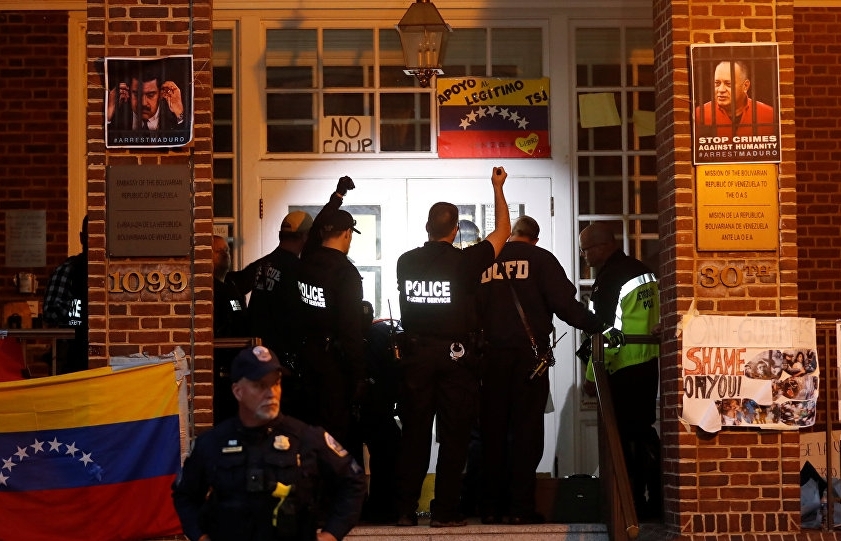 Mỹ bắt giữ các nhà hoạt động tại Đại sứ quán Venezuela, Caracas tuyên bố đáp trả
