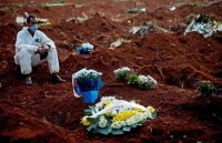 dich covid 19 nga ghi nhan so tu vong moi cao ky luc tokyo bat dau noi long phong toa