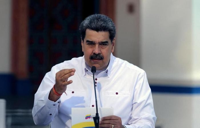Phe đối lập Venezuela kêu gọi đàm phán, Tổng thống Maduro: 'Mệnh lệnh từ phương Bắc?' (Nguồn: News in 24) Phe đối lập Venezuela kêu gọi đàm phán, Tổng thống Maduro: 'Mệnh lệnh từ phương Bắc?' (Nguồn: News in 24)