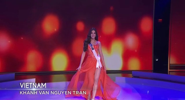 Bán kết Miss Universe 2020: Hoa hậu Khánh Vân nổi bần bật khoe trình catwalk