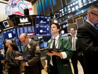 Chứng khoán thế giới ngập sắc đỏ do nguy cơ chiến tranh thương mại