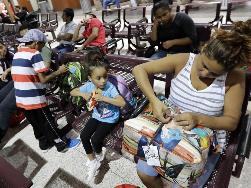 ​Mỹ dùng 2 căn cứ quân sự ở Texas chứa người nhập cư