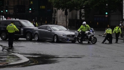 Tránh người biểu tình phản đối Thổ Nhĩ Kỳ, xe chở Thủ tướng Anh bị đâm