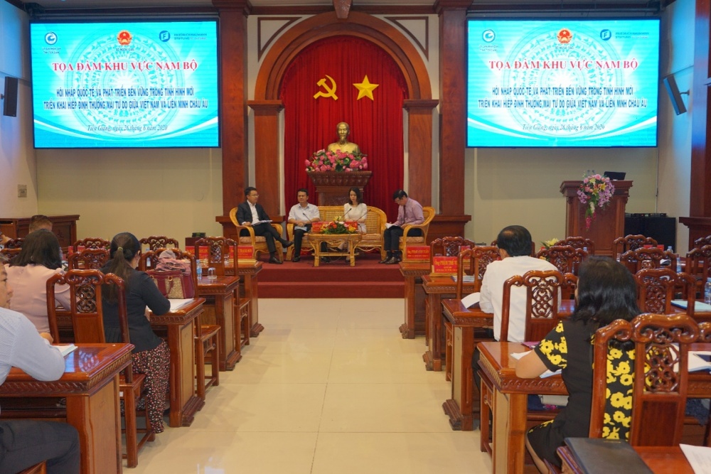 Vụ trưởng Vụ Hợp tác kinh tế đa phương, Bộ Ngoại giao Nguyễn Minh Hằng chủ trì phiên hỏi đáp về cơ hội và thách thức mới đối với địa phương và doanh nghiệp trong hội nhập quốc tế, nhất là thực thi các cam kết EVFTA. bo ngoai giao day manh ho tro cac dia phuong phia nam hoi nhap quoc te thuc thi evfta 7