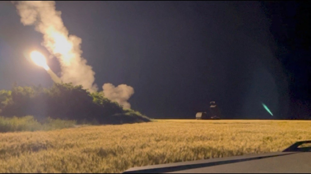 Một hệ thống pháo phản lực phóng loạt HIMARS M142 đang được khai hỏa ở một địa điểm không được tiết lộ ở Ukraine, ngày 24.6.2022. Reuters)