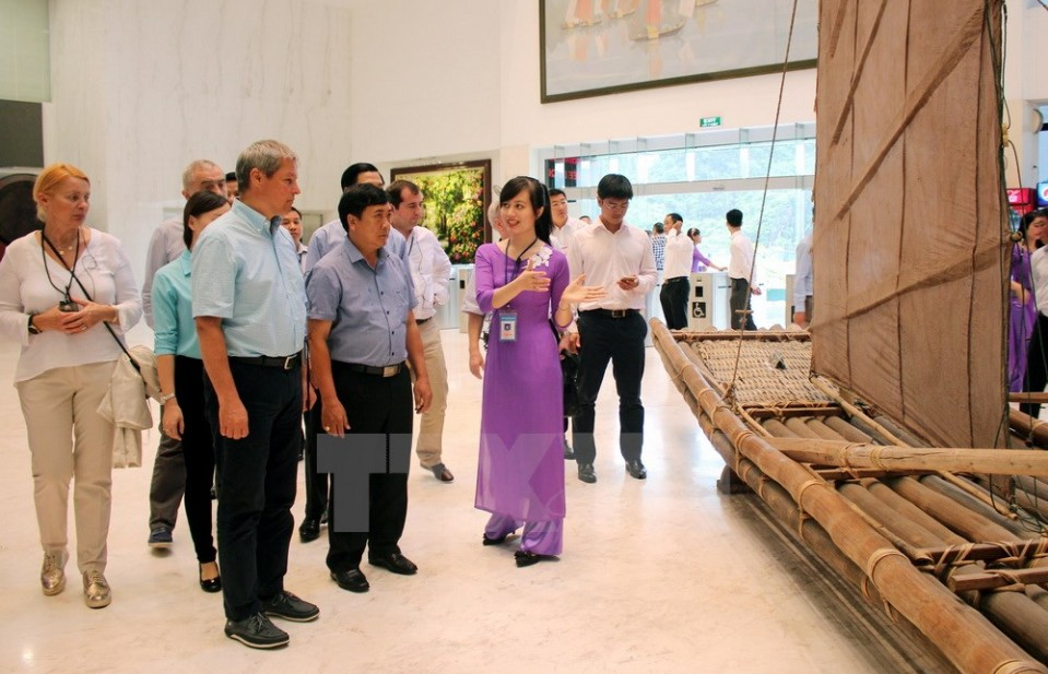 Thủ tướng Romania thăm Di sản thiên nhiên thế giới Vịnh Hạ Long