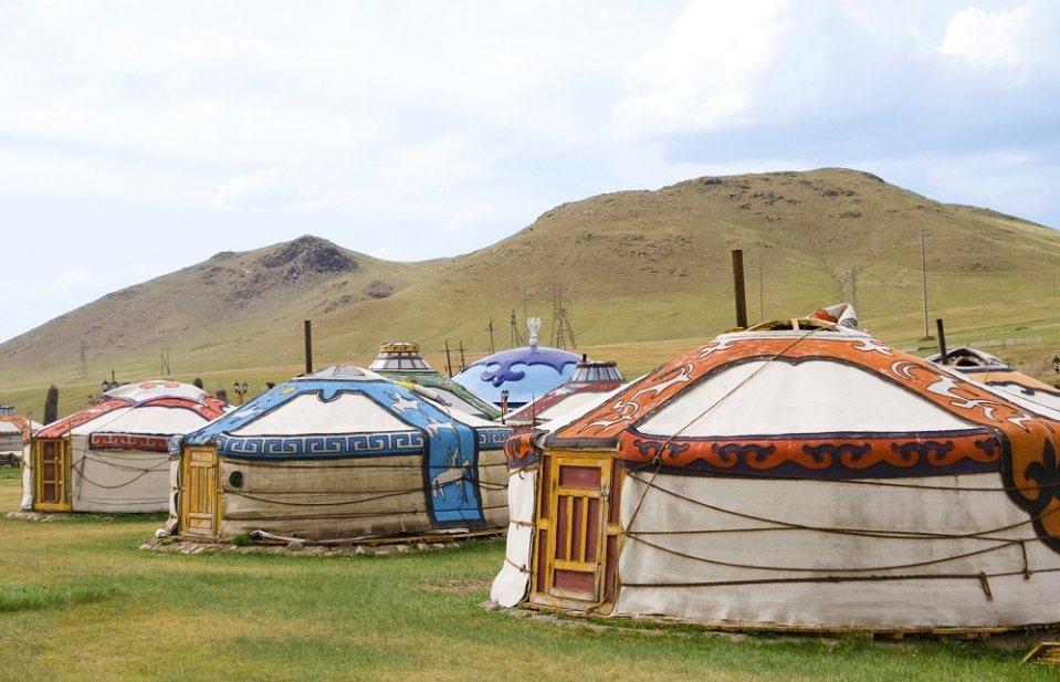 Lều truyền thống hay nhà cao tầng?