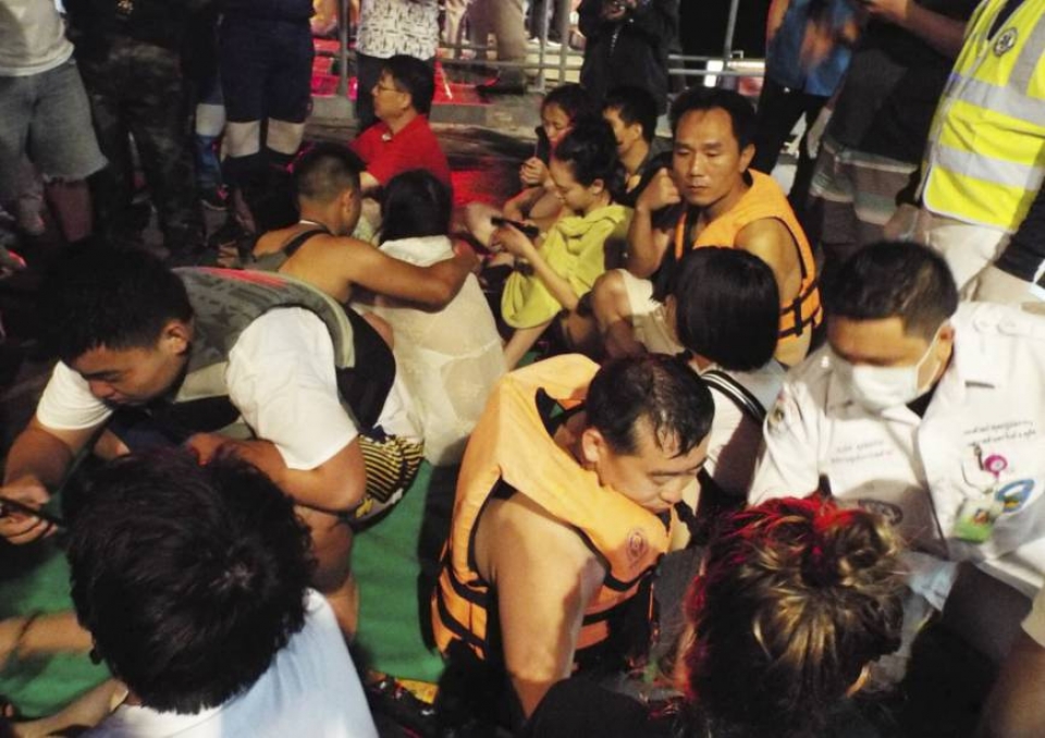 Thái Lan chuẩn bị trục vớt tàu du lịch bị chìm ở ngoài khơi Phuket thai lan chuan bi truc vot tau du lich bi chim o ngoai khoi phuket