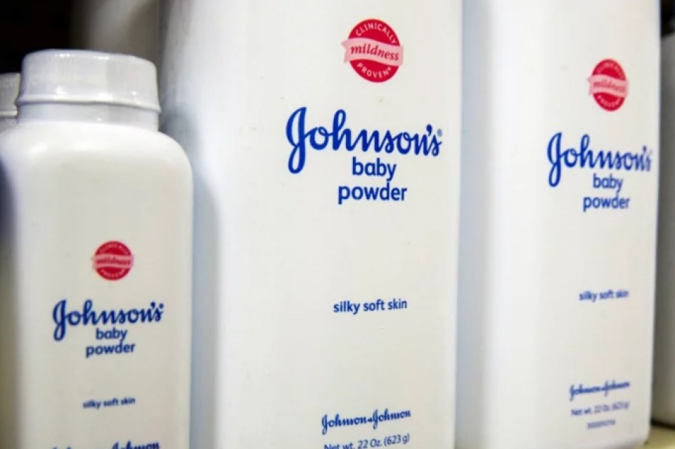 Johnson & Johnson lại bị lĩnh án phạt vì phấn rôm có chất gây ung thư phan rom johnson johnson co chat gay ung thu