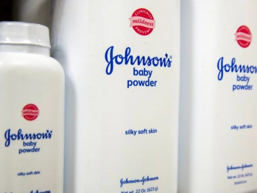 Johnson & Johnson lại bị lĩnh án phạt vì phấn rôm có chất gây ung thư