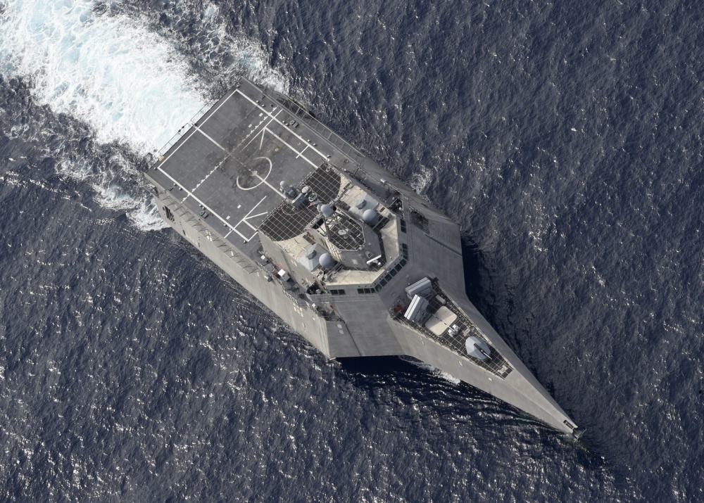 tau chien my dien tap voi tau nhat ban o bien dong