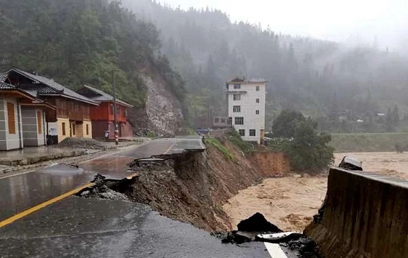 Hình ảnh trận lũ lụt kinh hoàng tại Trung Quốc, Phượng Hoàng cổ trấn oằn mình chống chọi